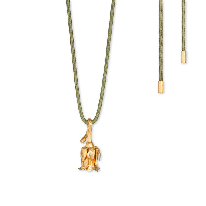 Flora Danica Roos met zijden ketting, gedetailleerde gouden bloem aan groen zijden koord. Model 907-ros-silkne-g-1