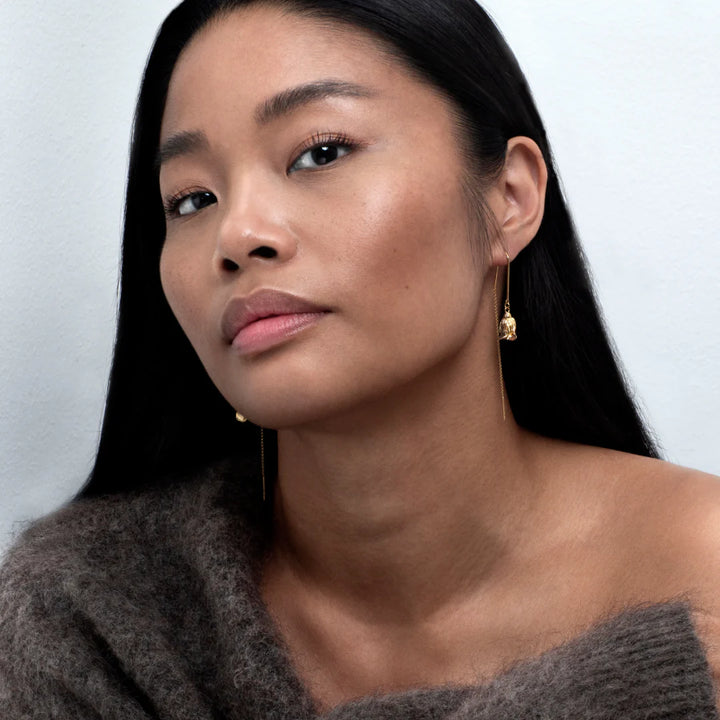 Flora Danica Roos Oorbellen verguld afgebeeld gedragen door model, elegant ontwerp in goud, Model 42728-45-28