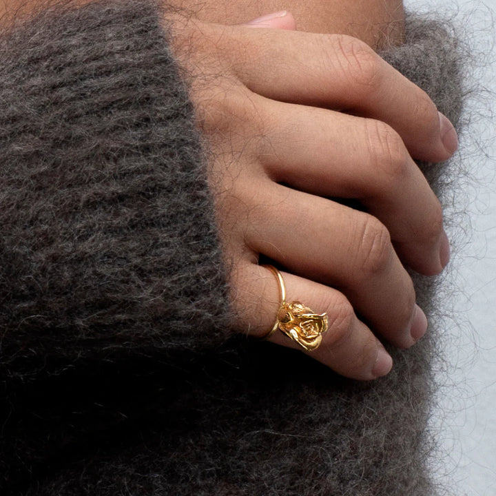 Flora Danica Op de hand verschijnt Rose Statement Ring verguld, gedetailleerde roségouden ring. Model ros-ri-g-001