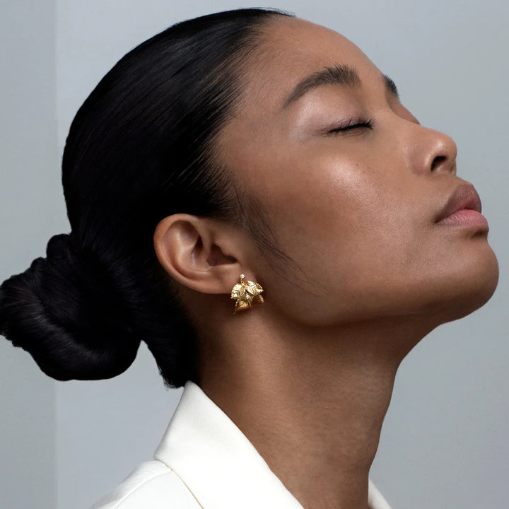 Flora Danica Rosenblad-hoepels met diamanten gedragen op het oor, gedetailleerde gouden look, model hopc-g-2