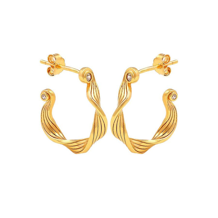 Hultquist Copenhagen Audrey vergulde creolen met gedraaid design en kleine heldere steentjes. ModelS08601G-1