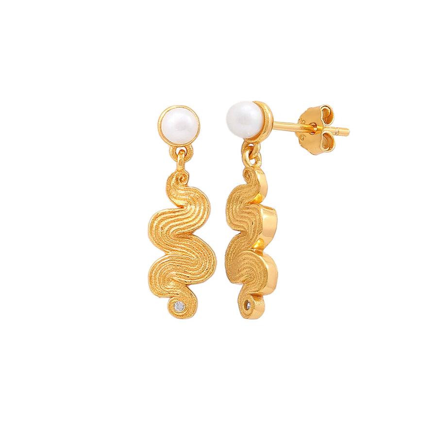 Hultquist Copenhagen Audrey Pearl vergulde oorbellen met witte parel en golvende structuur, model S08586G-1