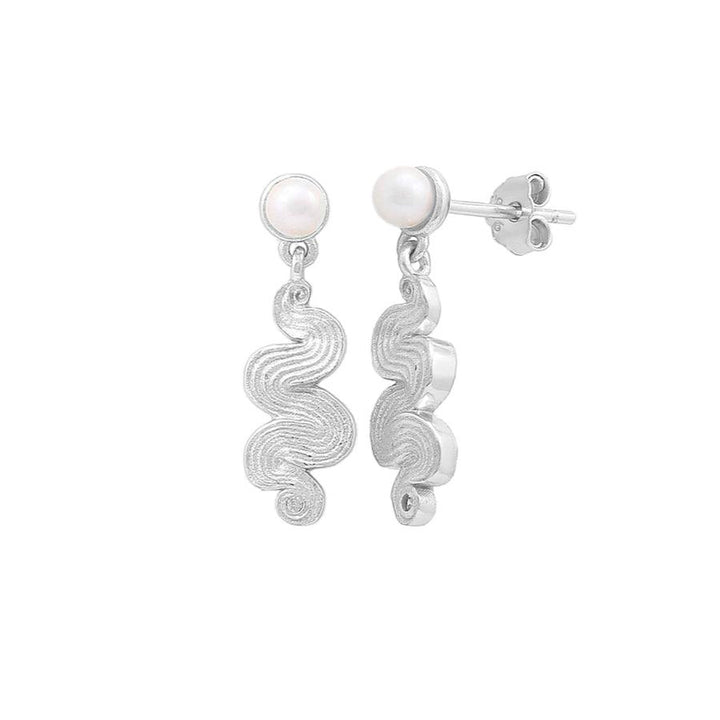 Hultquist Copenhagen Audrey Pearl Zilver Oorbellen met golvend zilver design en witte parel. ModelS08586S.