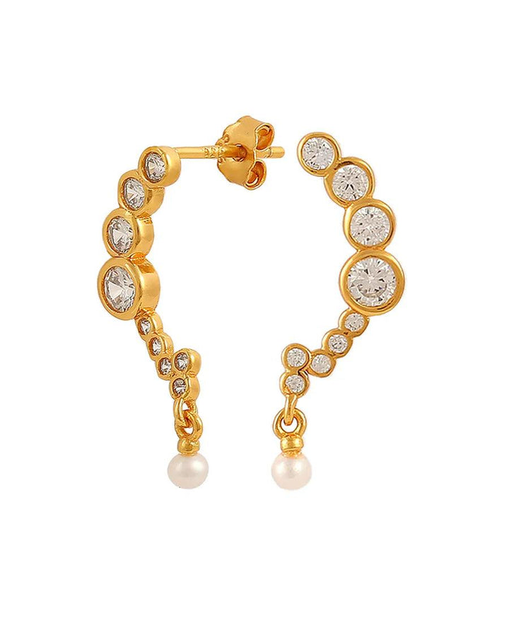 Hultquist copenhagen Harper vergulde oorbellen zijn voorzien van gebogen hoepels met heldere stenen en parelhangers met goudlook. ModelS08604G-2