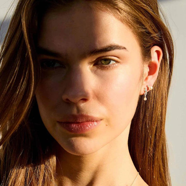 Hultquist Copenhagen Harper Pearl zilveren oorknopjes, gedragen door het model in zonlicht, model S08605S