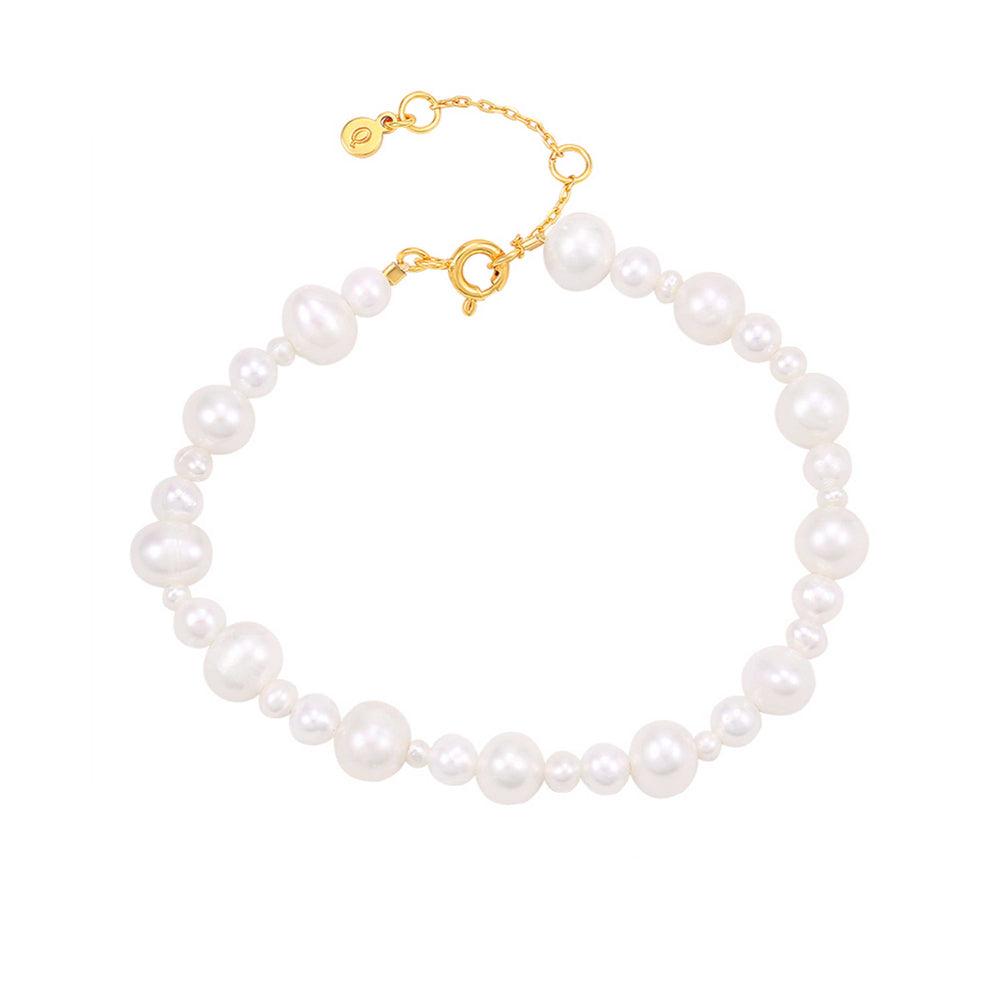 Hultquist Copenhagen Josephine Armband met onregelmatige witte kralen en goudkleurige sluiting. ModelS08559G-1