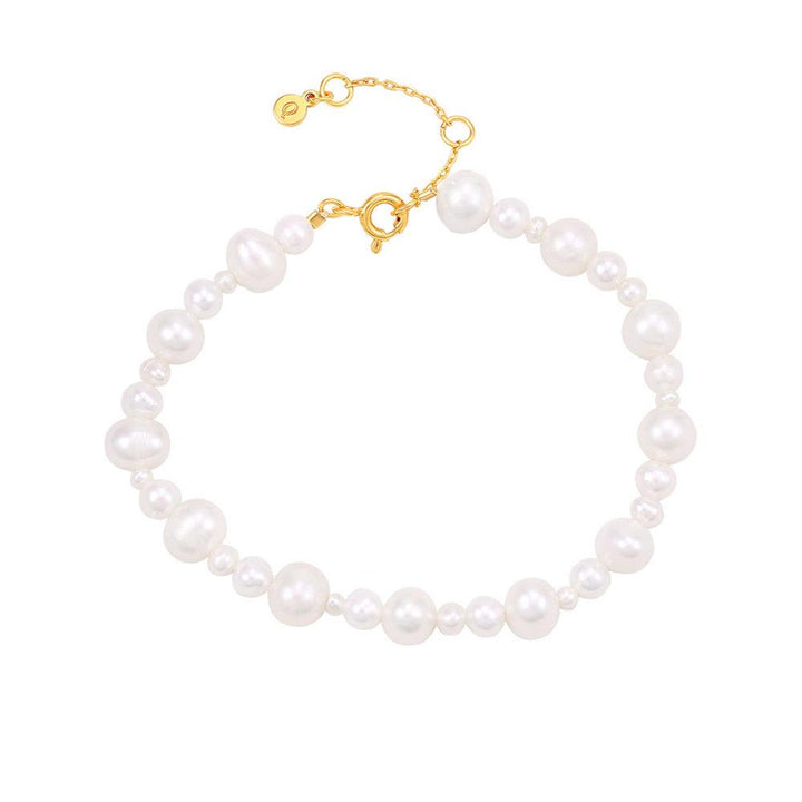 Hultquist Copenhagen Josephine Armband met onregelmatige witte kralen en goudkleurige sluiting. ModelS08559G-1