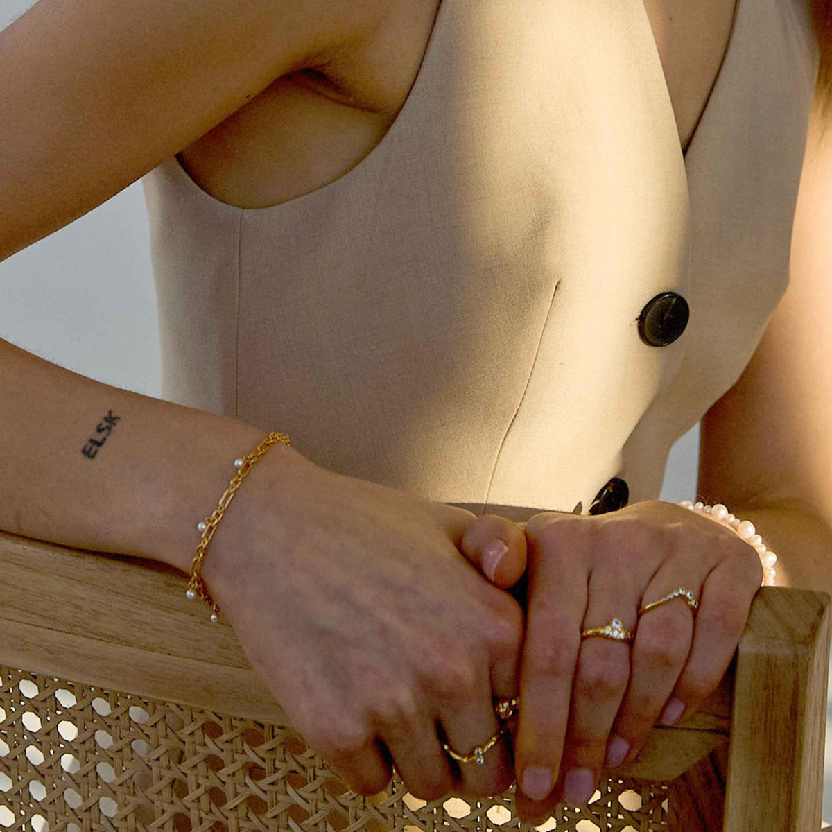 Hultquist Copenhagen Lainey vergulde armband gedragen om de pols, pareldetails zichtbaar. ModelS08591G-1