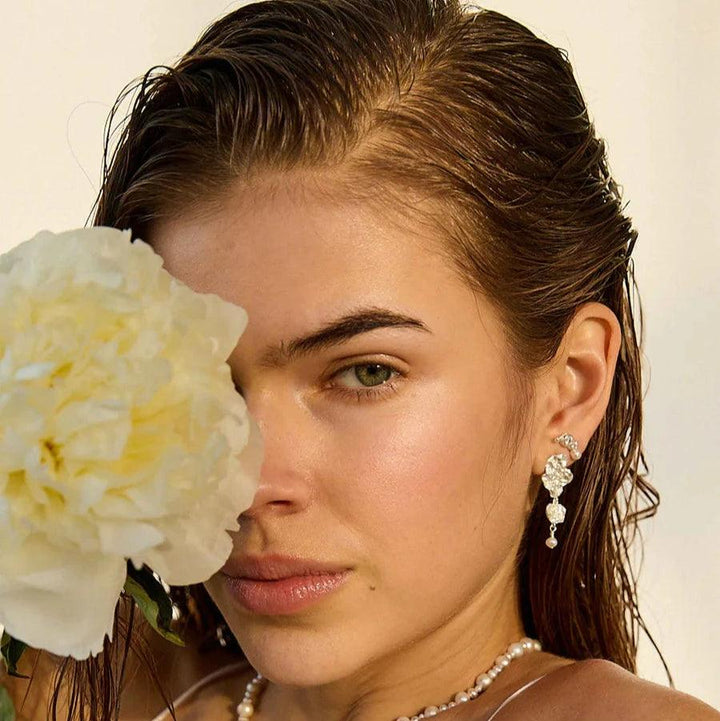 Hultquist Copenhagen Zilveren Lainey Grande oorbellen, gedragen door model met nat haar en bloem. ModelS08609S-2