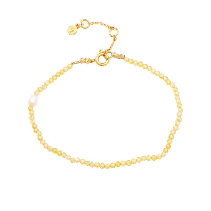 Hultquist Copenhagen Layla Parelarmband met kleine gele parels en één witte zoetwaterparel, model S08595G-1.