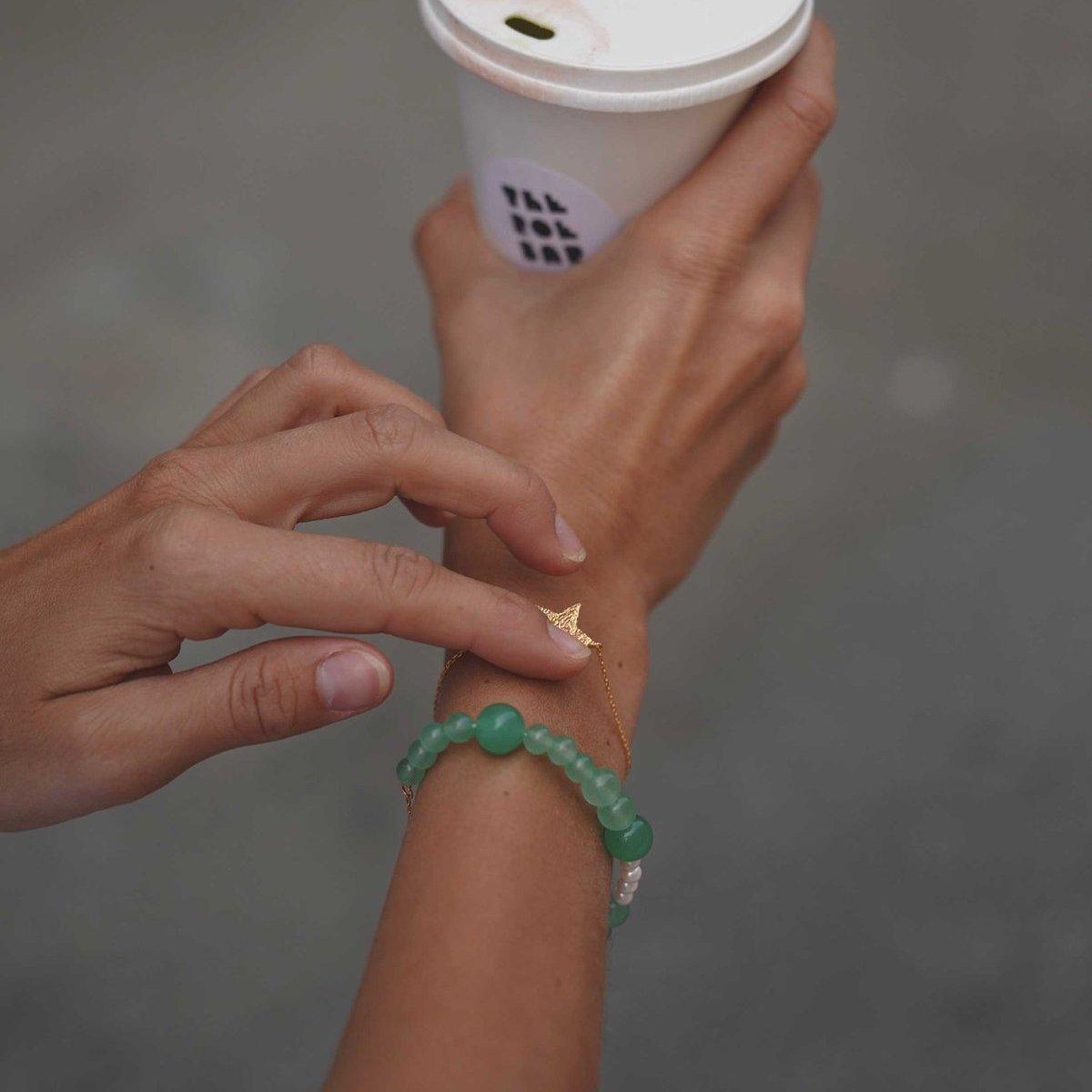 Hultquist Copenhagen Mia Green Pearl Armband met matgroene parels om de pols, Model S08535G-1