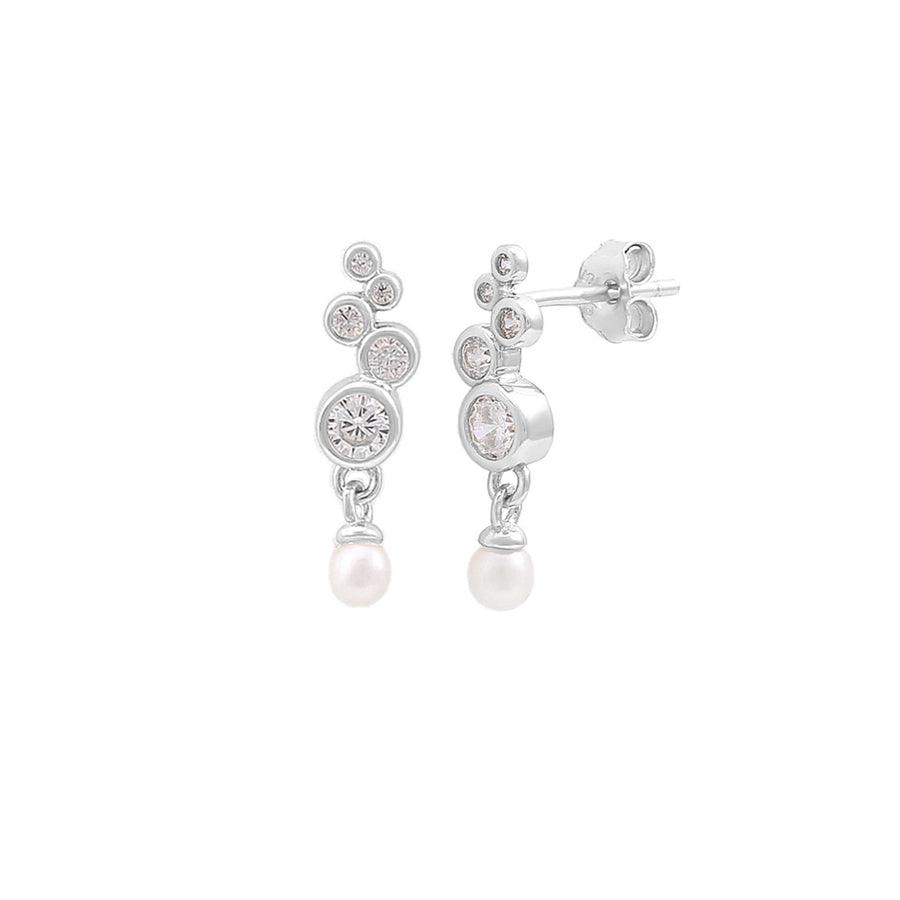 Hultquist Copenhagen Sienna Pearl Silver Earrings toont een set zilveren oorbellen met witte parels en fonkelende steentjes. ModelS08608S-1.