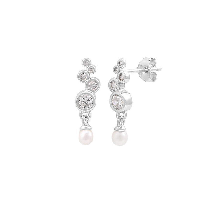 Hultquist Copenhagen Sienna Pearl Silver Earrings toont een set zilveren oorbellen met witte parels en fonkelende steentjes. ModelS08608S-1.