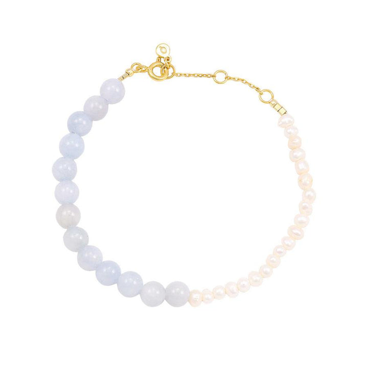 Hultquist Fabienna Armband met lichtblauwe parels, witte zoetwaterparels en goudkleurige ketting. ModelS08530G-1
