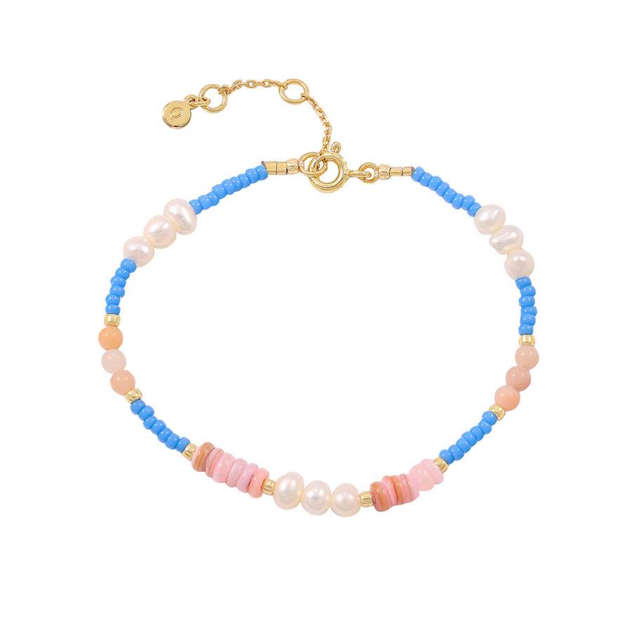 Hultquist Gabbie armband met blauwe parels, roze details en verstelbare goudkleurige sluiting. ModelS08527G-1.