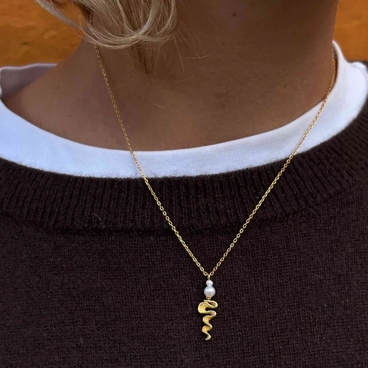 Hultquist Hedda ketting verguld met gedraaide hanger en parel, dicht om de nek gedragen. ModelS08653G-2