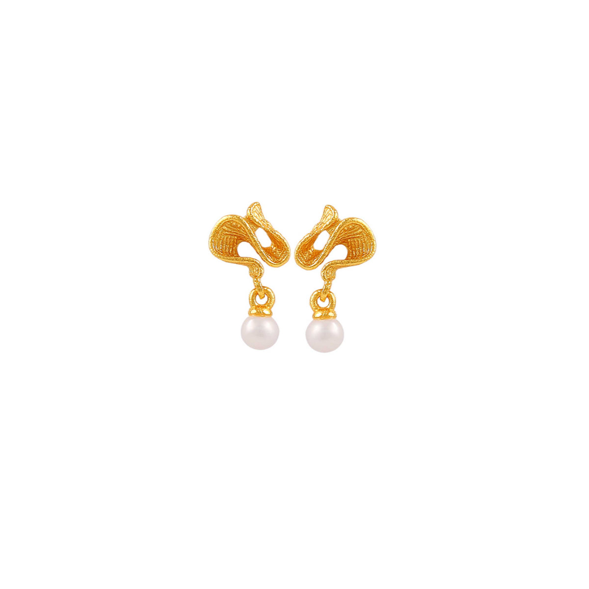 Hultquist Hedda Petite Earrings Gold Plated toont een paar kleine gouden oorbellen met bungelende parels, model S08651G-1.