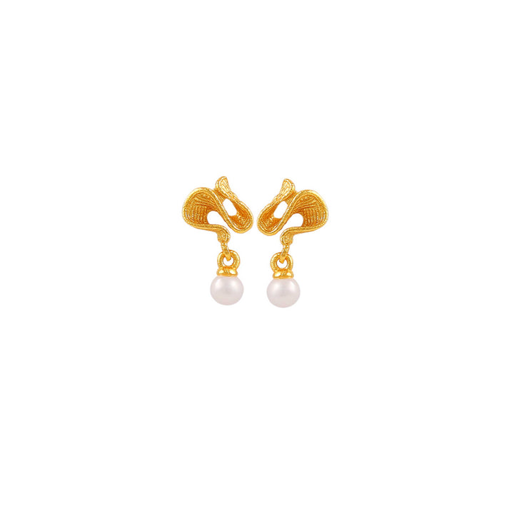 Hultquist Hedda Petite Earrings Gold Plated toont een paar kleine gouden oorbellen met bungelende parels, model S08651G-1.