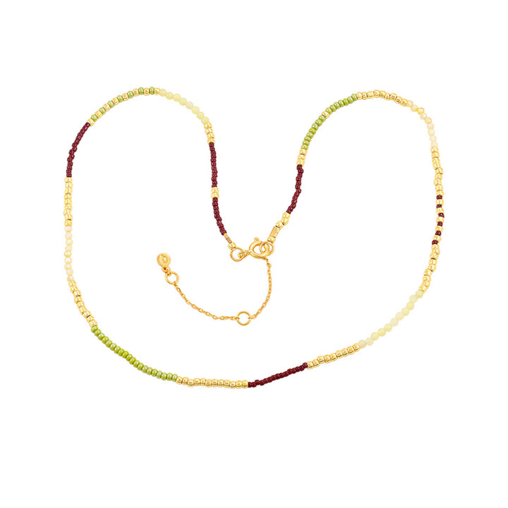 Hultquist Lucky ketting met parels in goud, groen en bordeaux op een witte achtergrond. ModelS08637G-1.