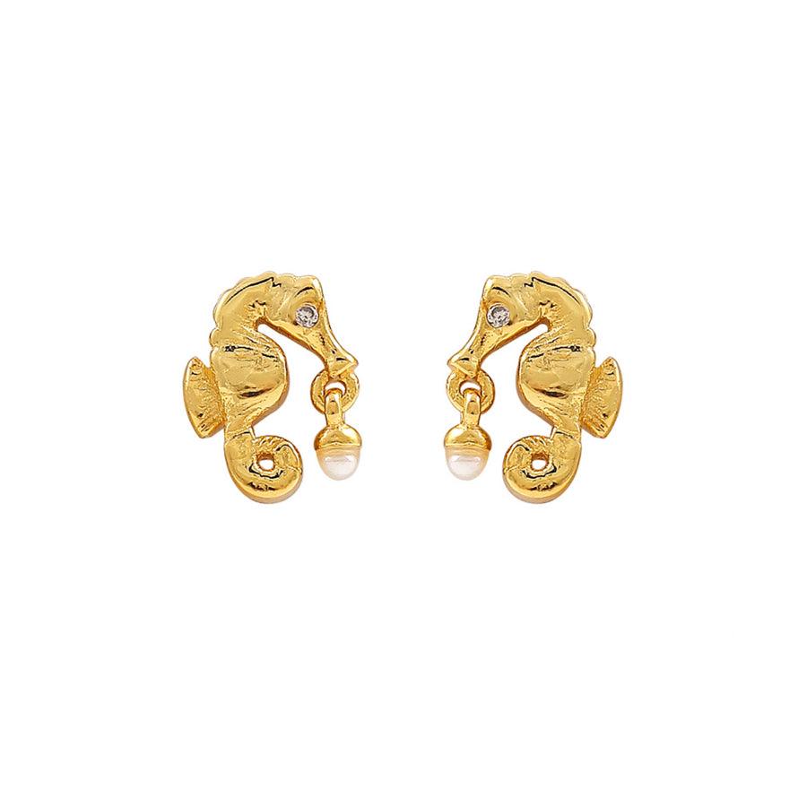 Hultquist Sandy Earrings Gold-plated toont een set goudkleurige zeepaardjes oorbellen met kleine parels. ModelS08497G-1