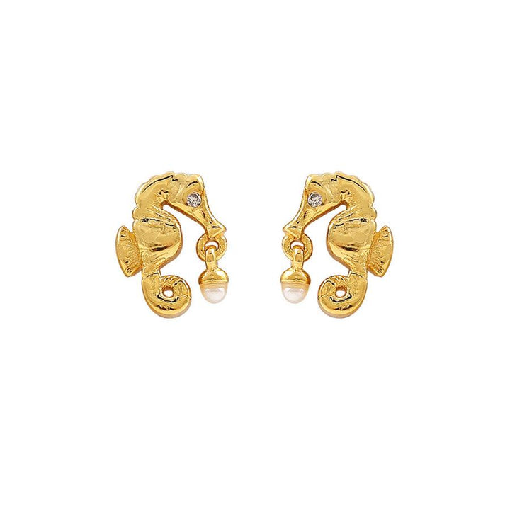 Hultquist Sandy Earrings Gold-plated toont een set goudkleurige zeepaardjes oorbellen met kleine parels. ModelS08497G-1