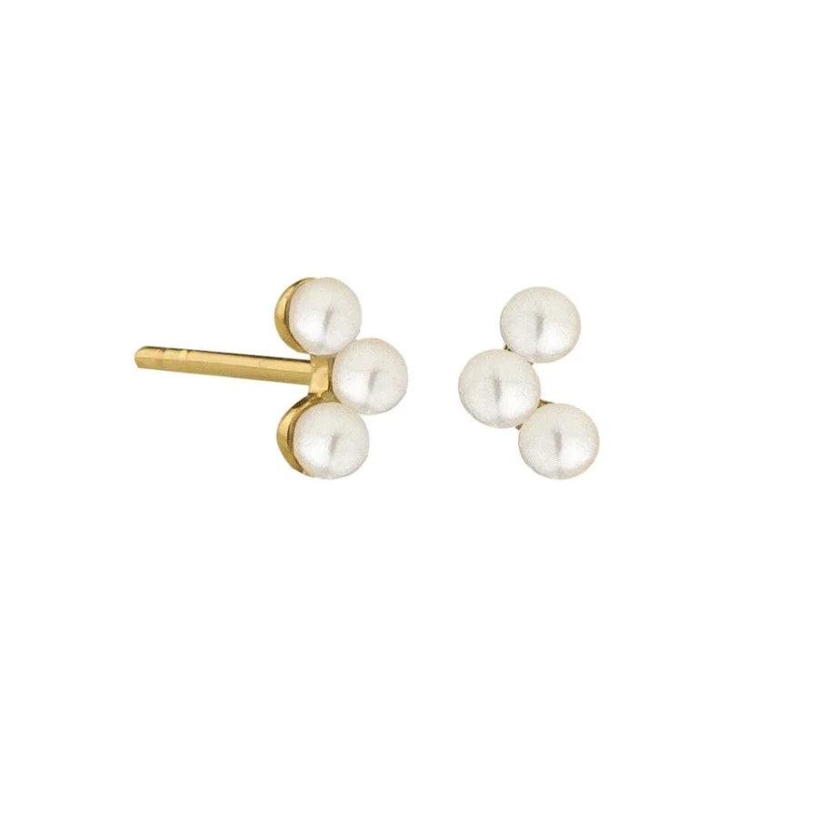 Jeberg Jewellery Cordelia Pearl Arch Oorknopjes met drie witte parels op een goudkleurige achtergrond. Model 52720-1