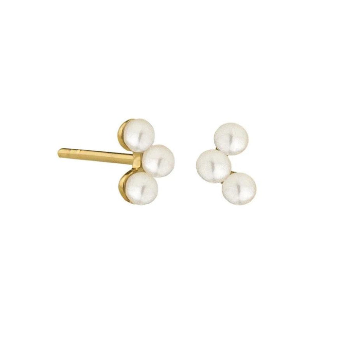 Jeberg Jewellery Cordelia Pearl Arch Oorknopjes met drie witte parels op een goudkleurige achtergrond. Model 52720-1