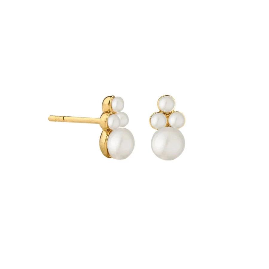 Jeberg Jewellery Cordelia Pearly Stud toont kleine oorknopjes in goud met drie witte parels. Model 52710-1