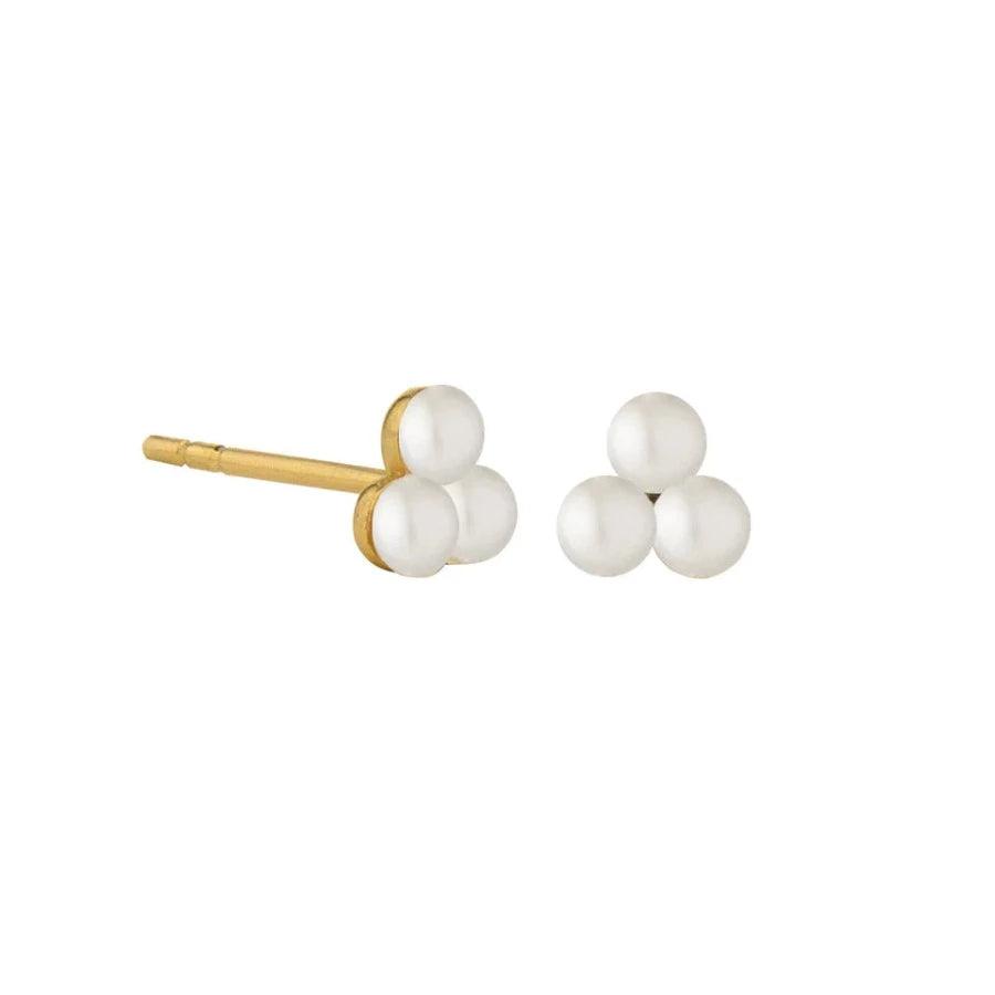 Jeberg Jewellery Cordelia Triple Pearl Stud, fijne oorbellen in goud met drie witte parels. Model 52715-1.