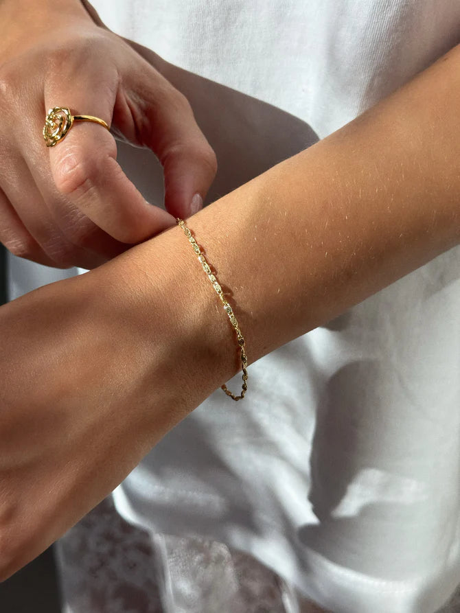 Jeberg Jewellery Effy-armband in verguld zilver, afgebeeld om de pols in zonlicht. Model 44280-16-G-2