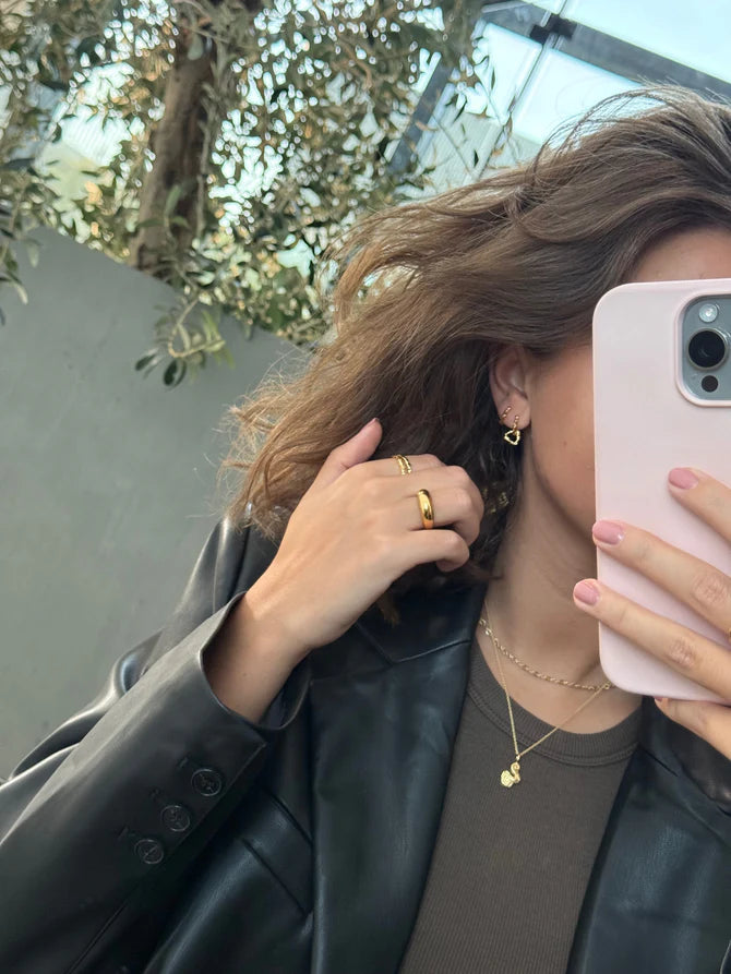 jeberg-jewellery-pirouette-dubbele oorringen in verguld zilver gedragen door vrouw met donker haar, Model52840-2