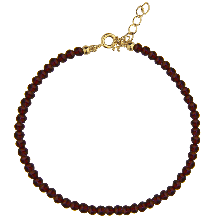 jeberg-jewellery-rouge-noir-garnet-armband-in-vergulde-sol toont een enkele armband met dieprode granaatkralen en verstelbare ketting. Model 70090-1