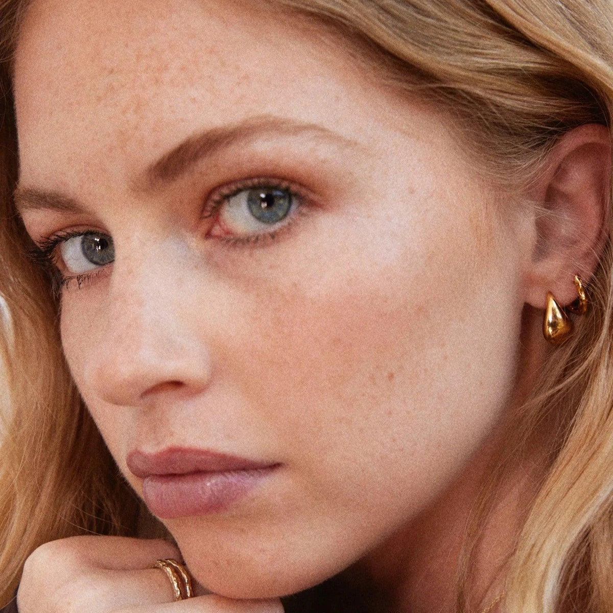 Jeberg Jewellry Audrey oorbellen van goudkleurig metaal op vrouw met licht haar, model 52920-1