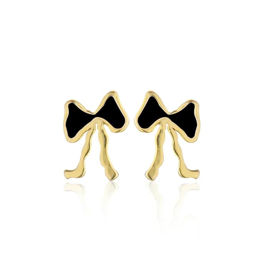 jeberg-petite-bow-black-stud-bow-ear-studs toont een paar kleine strik-oorstekers in zwart en goudkleurig metaal. Model 52805-1.