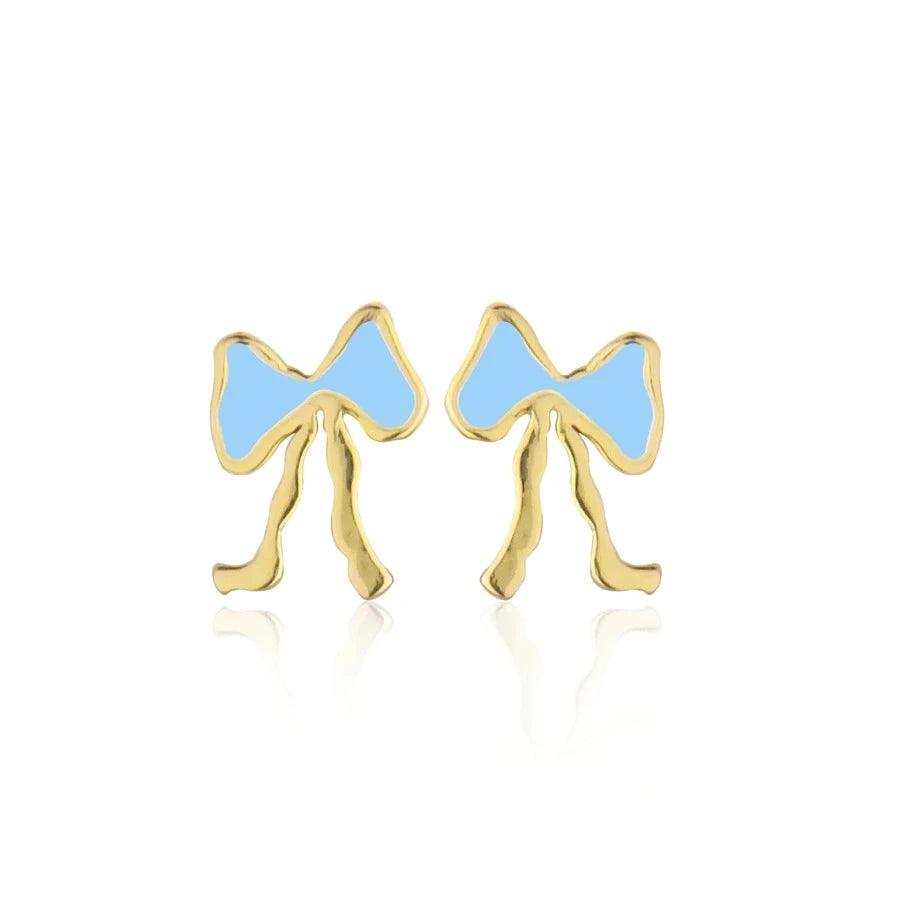 Jeberg Petite Bow Blue Stud Earrings toont een set kleine strikoorbellen in goud met lichtblauw detail. Model 52810-1