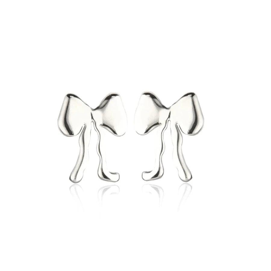 Jeberg Petite Bow Plain Stud in zilver, elegante strikoorbellen met glanzende afwerking op witte achtergrond. Model 52822-1