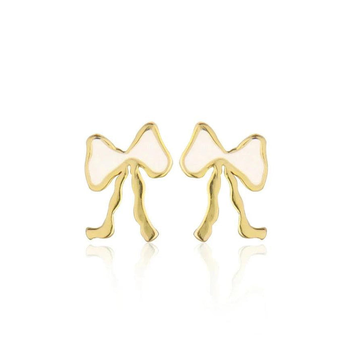 Jeberg Petite Bow White Stud Bow Earrings toont een paar kleine goud- en witkleurige strikoorbellen. Model 52815-1