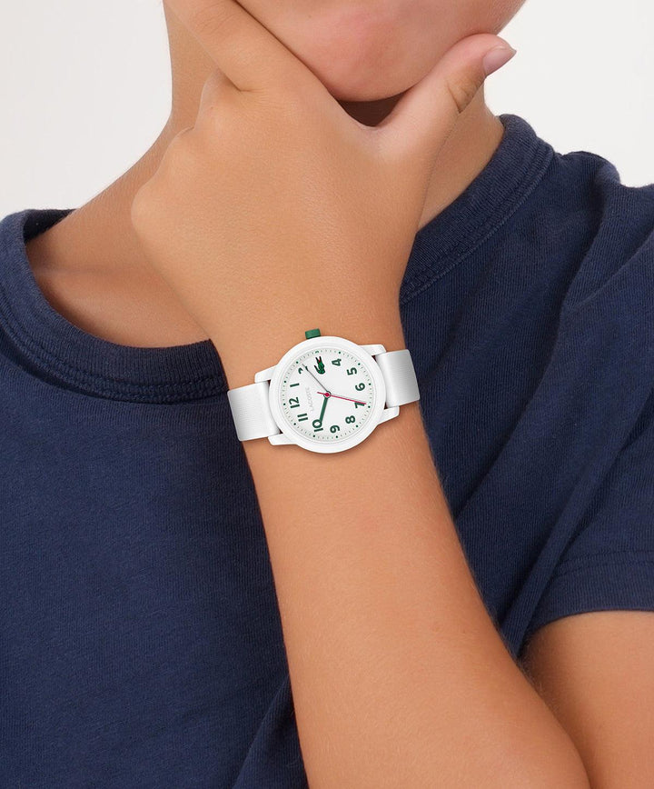 Lacoste Junior WATCH 12.12 wit horloge aan een kinderpols, eenvoudige stijl met witte band. Model 203003-2