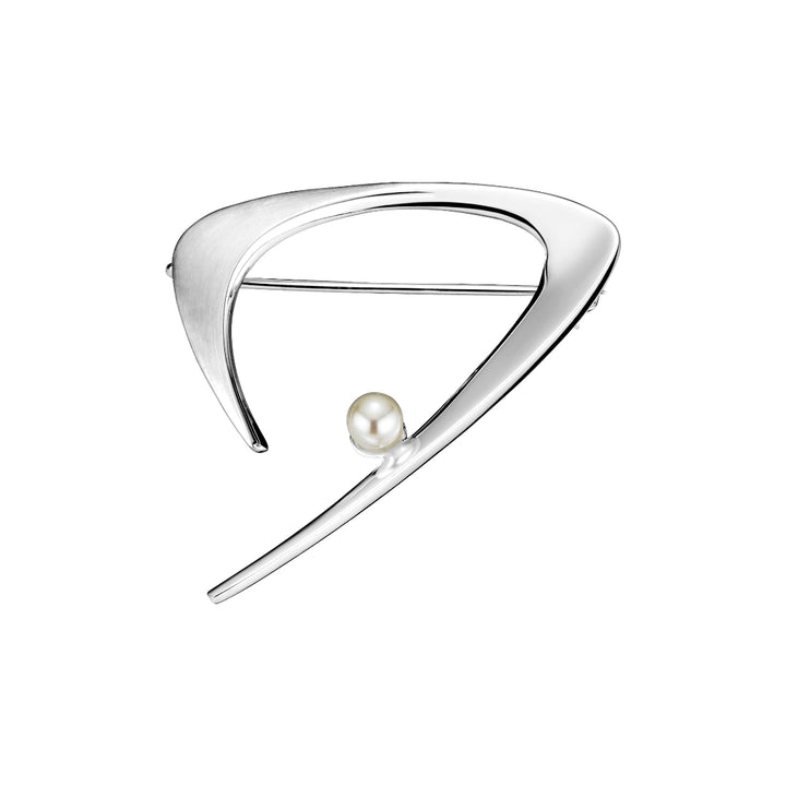Lund Copenhagen zilveren broche met parel, elegant driehoekig ontwerp in glanzend zilver met witte parel. Model 9041134-33-1