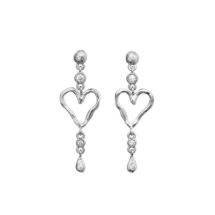 maaneste-sabi-twinkle-solve-earrings toont een paar sterling zilveren hartvormige bungelende oorbellen met fonkelende stenen, model 10167c-1