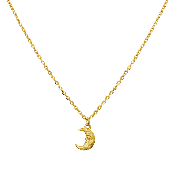 Maanesten Aila Gold Plated Necklace toont een elegante goudkleurige ketting met maanhanger, Model 2805a-1.