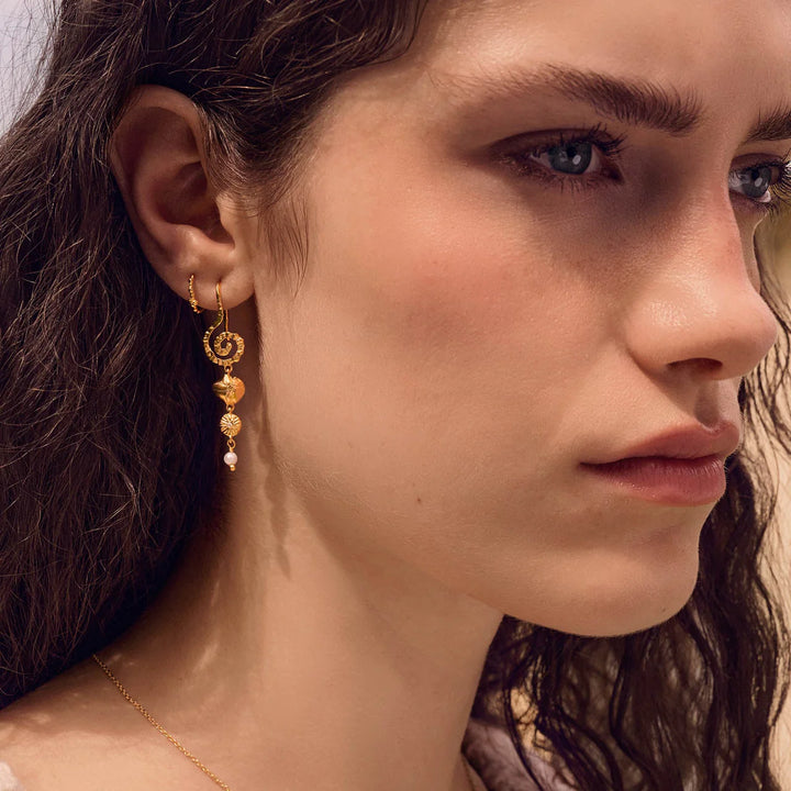 Maanesten Allie vergulde pareloorringen afgebeeld op damesoor, goud- en parelpatroon, model 10085a