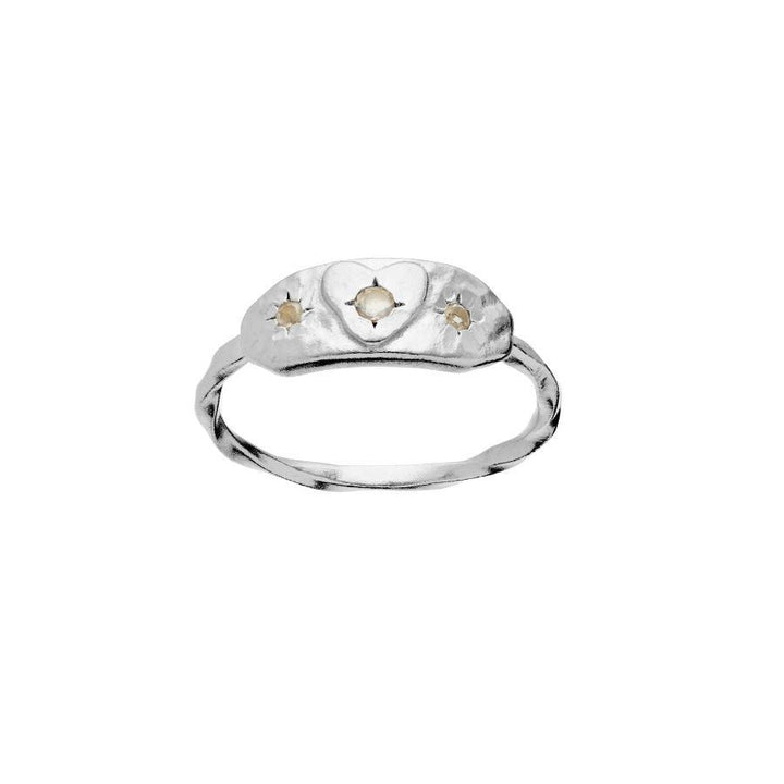 Maansteen Amarit zilveren ring met hart en drie heldere stenen, elegant handgemaakt detail. Model4840c-001.