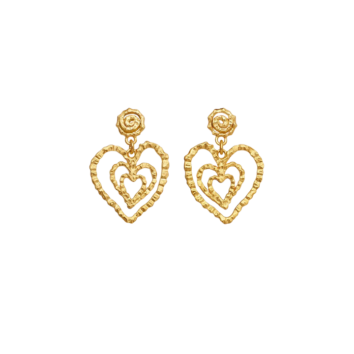 Maanesten Beate Petite vergulde hartjesoorbellen met gedetailleerd, romantisch design op een zwarte achtergrond. Model 10088a-1.