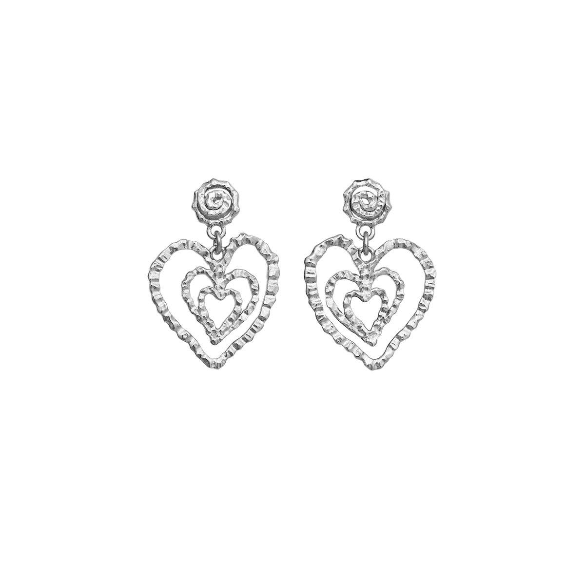 Maanesten Beate Petite Silver Heart Earrings toont een paar elegante zilveren oorbellen met drie hartvormige hangers. Model 10088c-1