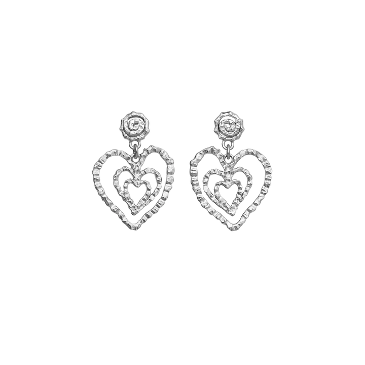 Maanesten Beate Petite Silver Heart Earrings toont een paar elegante zilveren oorbellen met drie hartvormige hangers. Model 10088c-1