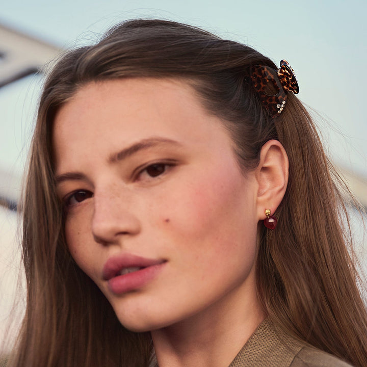 Maanesten Cerys Haarclip Leopard Valentine toont model met bruine haarclip in schildpadpatroon en kristallen. Model 2026-4205-2