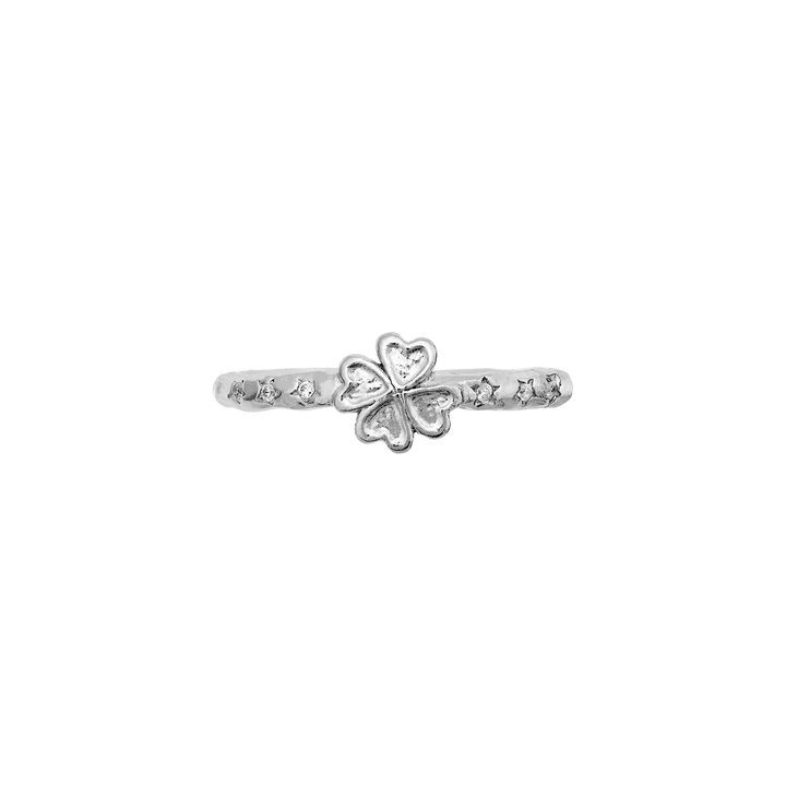 maanesten-klaver-zilveren-ring-klaver-en-zirkonia toont een elegante zilveren ring met klaver en heldere stenen, Model 4881c-001