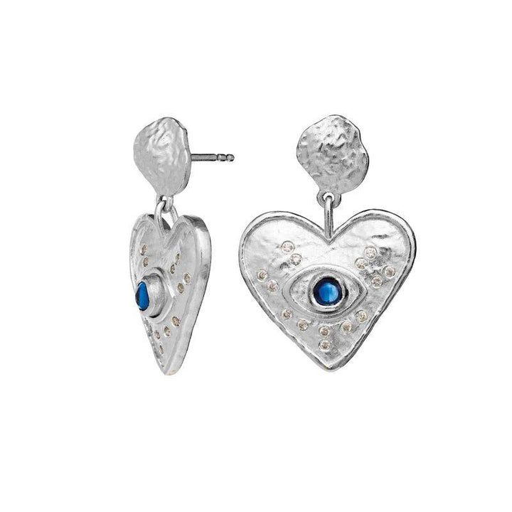 Maanesten Constantine oorbellen in zilver met hartvormige hanger, details en blauwe stenen. Model 9850c-9850c-2