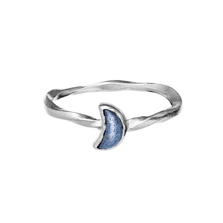 Maanesten Doris Ring in zilver met gedraaide band en blauw maanvormig detail, Model 4810c-4810c-001